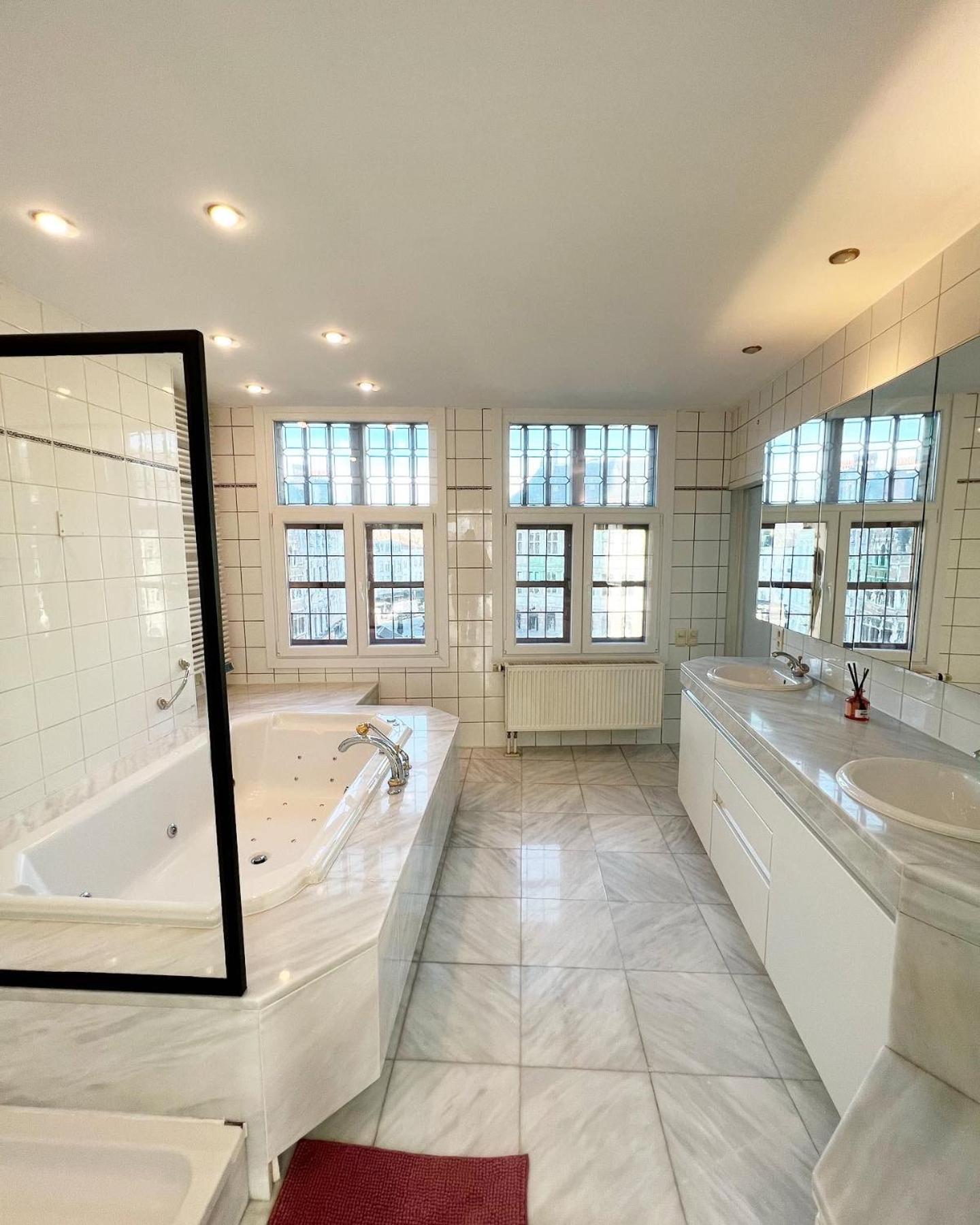 Le Faubourg Suites Anversa Esterno foto