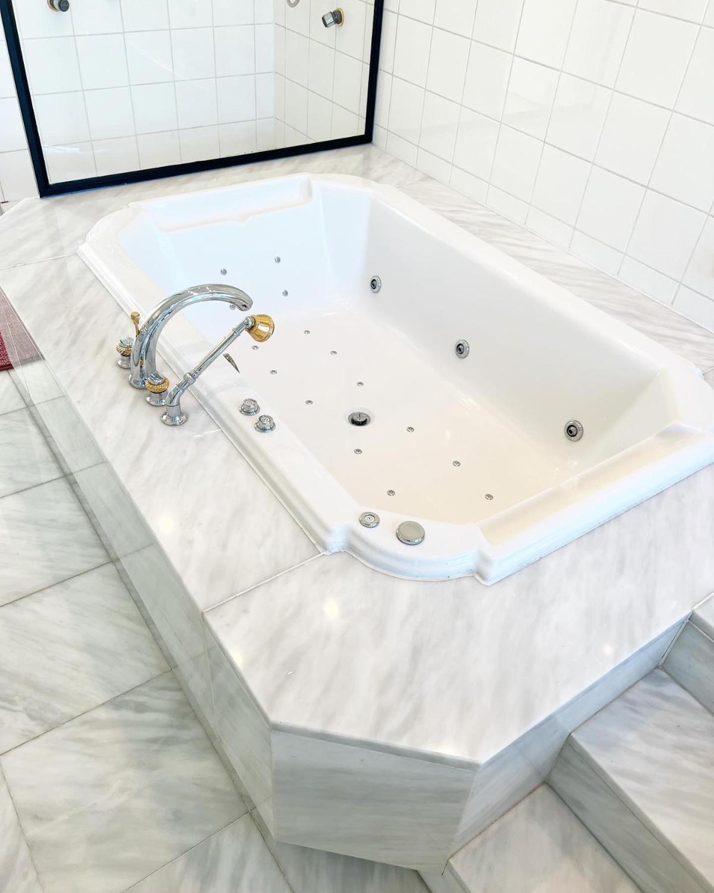 Le Faubourg Suites Anversa Esterno foto