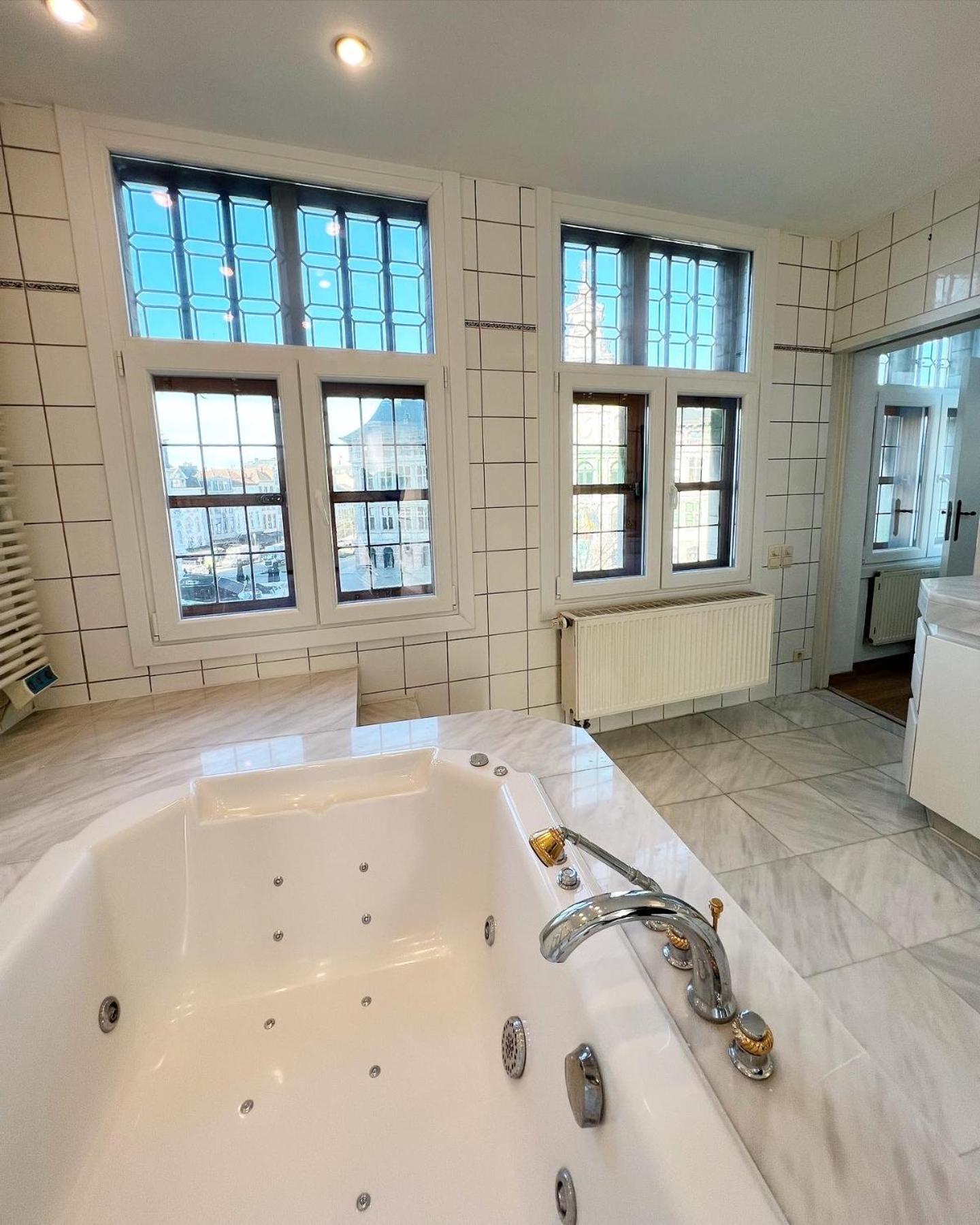 Le Faubourg Suites Anversa Esterno foto