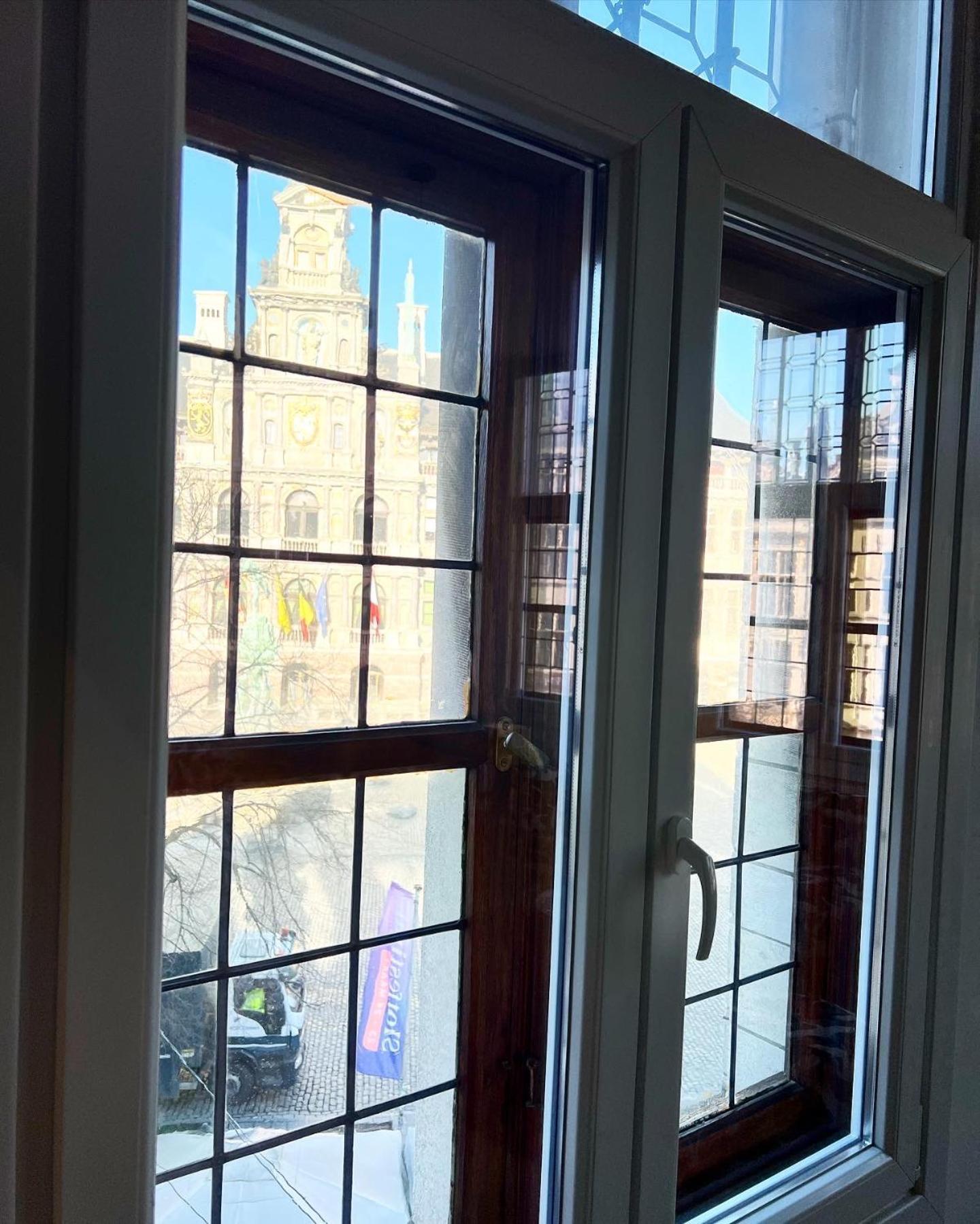 Le Faubourg Suites Anversa Esterno foto